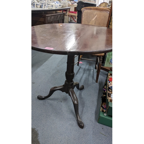 316 - A George III mahogany tilt top occasional table having turned column and on cabriole legs, 70cm h x ... 