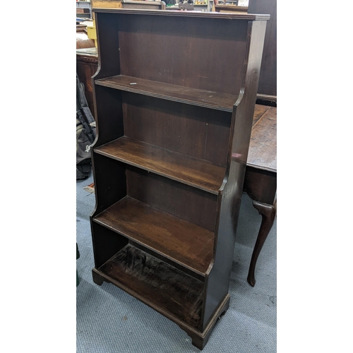 317 - A reproduction mahogany four tier open bookcase on bracket shaped feet, 125.5cm h x 63.5cm w
Locatio... 