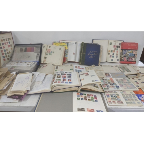 459 - A quantity of world stamp albums and loose examples to include commonwealth examples, Chinese, Frenc... 