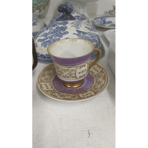 522 - A mixed lot of 19th century and later ceramics to include blue and white tableware, an Aynsley pedes... 