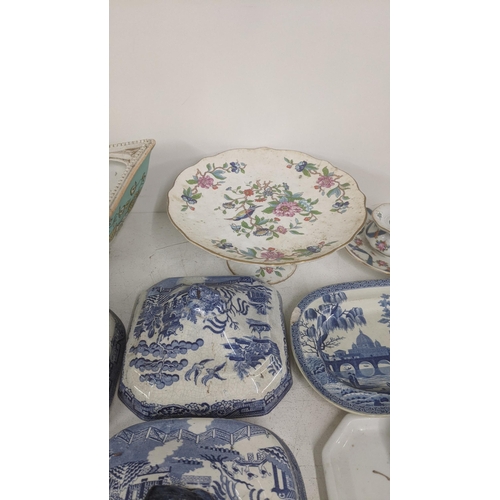 522 - A mixed lot of 19th century and later ceramics to include blue and white tableware, an Aynsley pedes... 