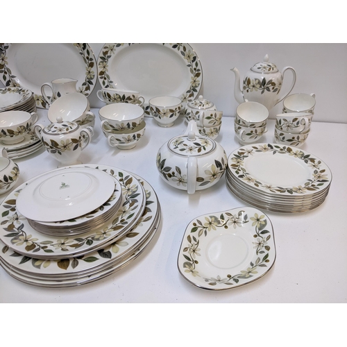 371 - A Wedgwood Beaconsfield pattern dinner and tea services to include a tureen, plates, soup bowls, tea... 