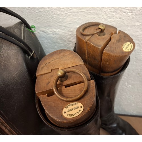 140 - A pair of vintage black leather riding boots, approx 11.5