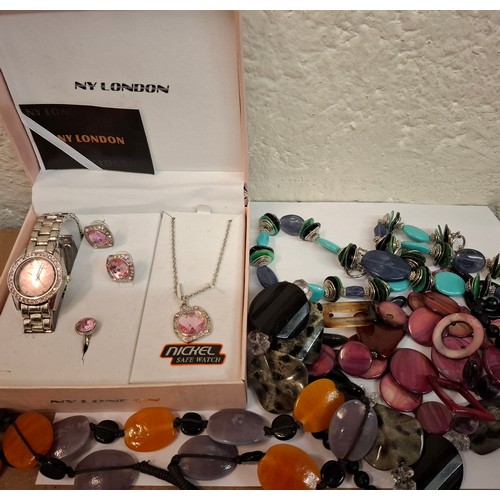 390 - A small quantity of mainly modern costume jewellery to include a NY London ladies watch set. Locatio... 