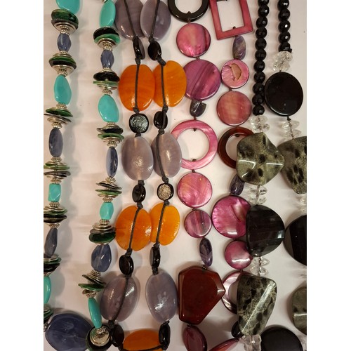 390 - A small quantity of mainly modern costume jewellery to include a NY London ladies watch set. Locatio... 