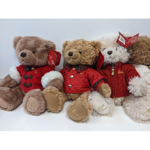 236 - Eight Harrods bears to include years 2013-2020, all unboxed
Location: 11.5
If there is no condition ... 