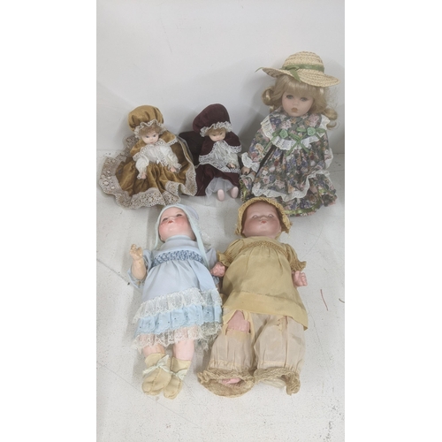 484 - Dolls to include two Armand Marseille examples, both with bisque head, sleeping blue eyes, painted f... 