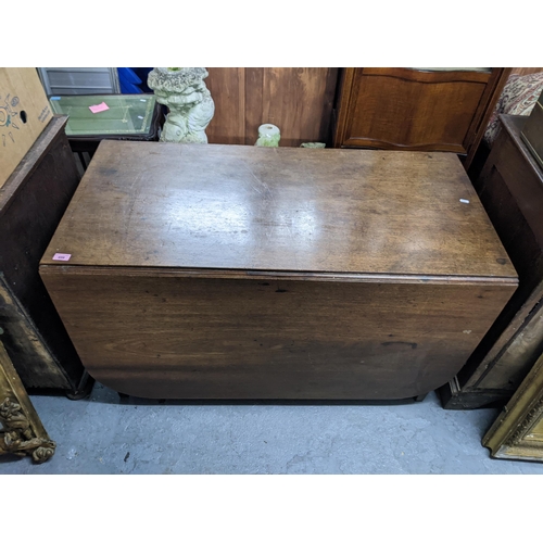 499 - An early/mid 20th century mahogany gateleg drop leaf dining table, raised on square straight legs, 1... 