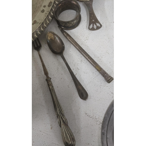 521 - A mixed lot of silver plate and metalware to include silver pickle fork, spoon, napkin ring, propell... 