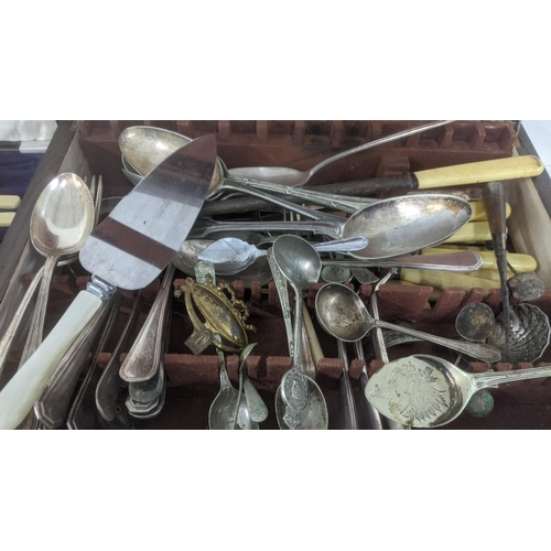 521 - A mixed lot of silver plate and metalware to include silver pickle fork, spoon, napkin ring, propell... 