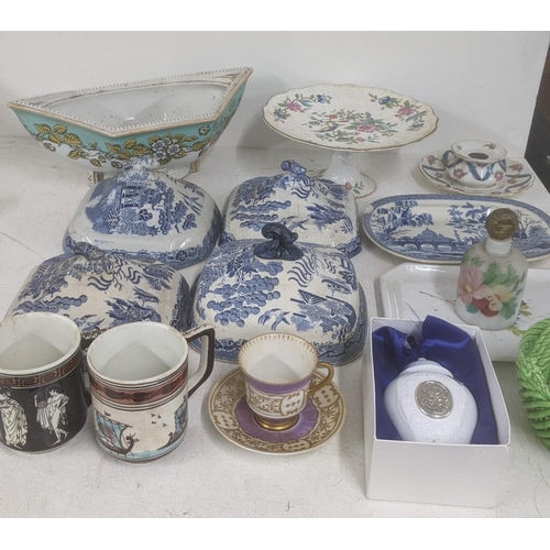 522 - A mixed lot of 19th century and later ceramics to include blue and white tableware, an Aynsley pedes... 