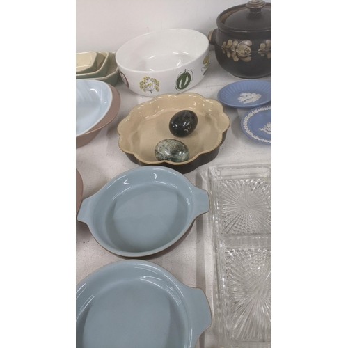 527 - A mixed lot to include Denby Bakewell pottery jars, Denby baking dishes and other items Location: A1... 