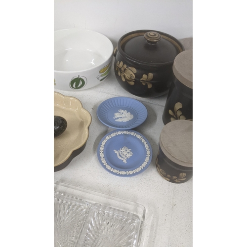 527 - A mixed lot to include Denby Bakewell pottery jars, Denby baking dishes and other items Location: A1... 