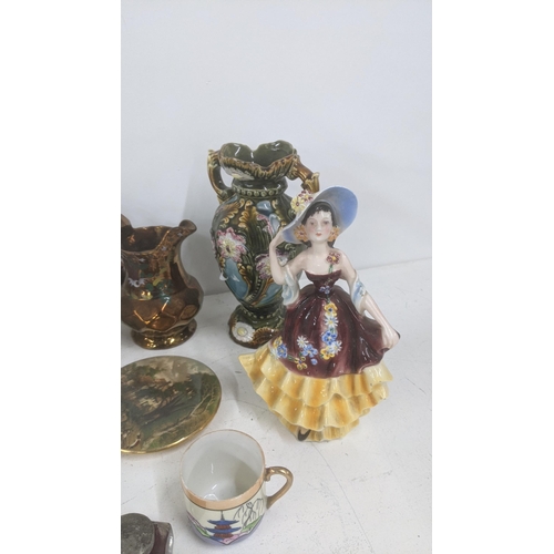 531 - A mixed lot of ceramics to include a W Goebel figurine, a commemorative cup and saucer with box and ... 