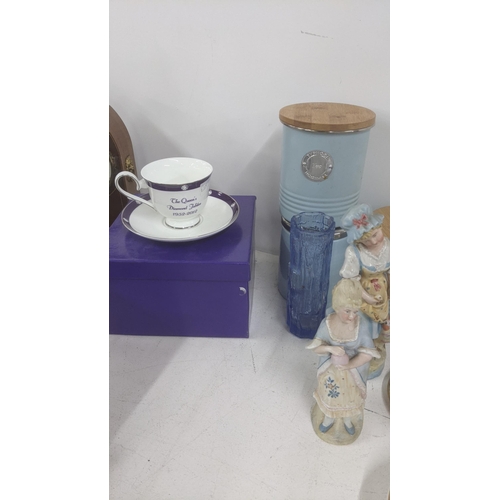 531 - A mixed lot of ceramics to include a W Goebel figurine, a commemorative cup and saucer with box and ... 