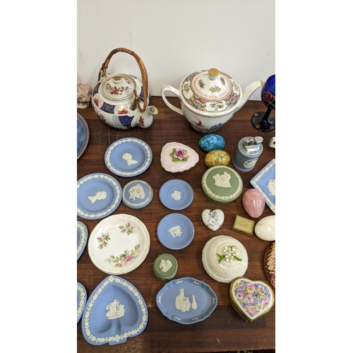 570 - A collection of ceramics and collectables to include a collection of Wedgwood Jasperware, a Chinese ... 