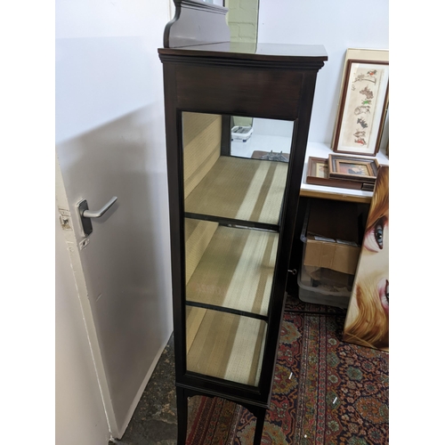 191 - An Edwardian display cabinet with three shelves with central motif and inlaid stringing 59cm x 146cm... 