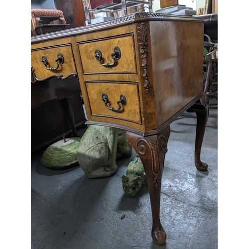 380 - An early 20th century walnut serpentine fronted writing desk with tooled green leather scriber inset... 