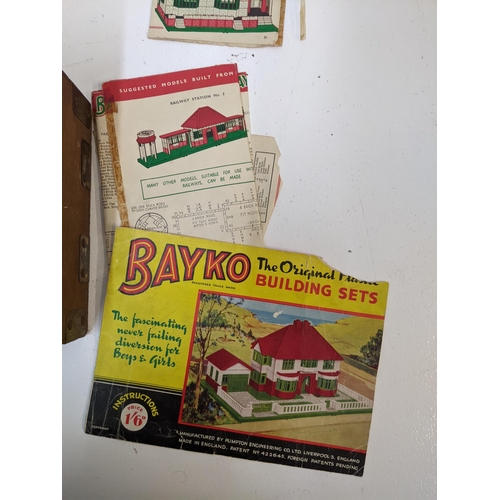 387 - A Bayko building set with catalogues showing possible assembly structures 
Location:GL
If there is n... 