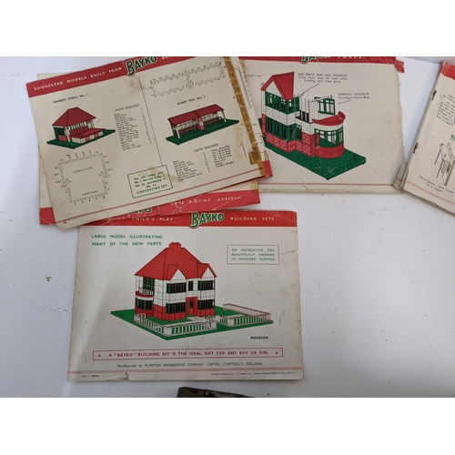 387 - A Bayko building set with catalogues showing possible assembly structures 
Location:GL
If there is n... 