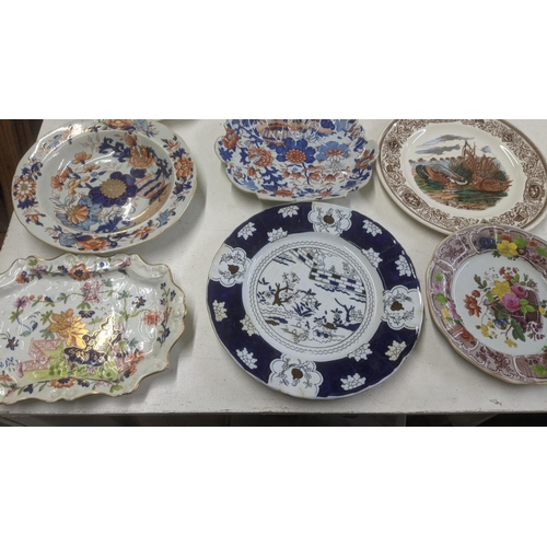 545 - A mixed lot of Masons Ironstone china to include two 19th century dessert dishes, dinner plates, a t... 