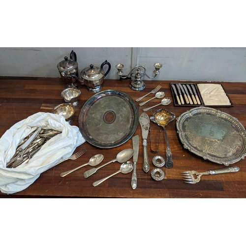 286 - A mixed lot of silver plate to include a tea and coffee pot, milk jug and sugar bowl, a boxed set of... 