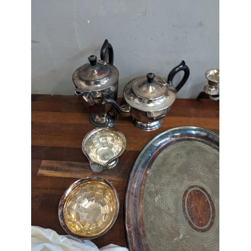 286 - A mixed lot of silver plate to include a tea and coffee pot, milk jug and sugar bowl, a boxed set of... 