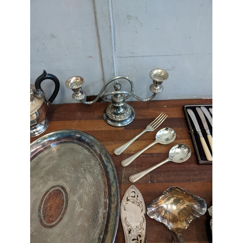 286 - A mixed lot of silver plate to include a tea and coffee pot, milk jug and sugar bowl, a boxed set of... 