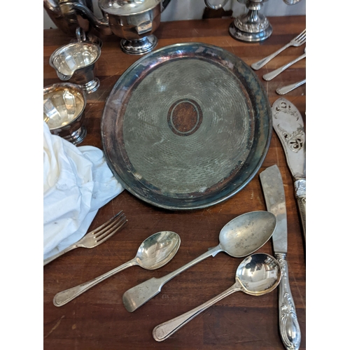 286 - A mixed lot of silver plate to include a tea and coffee pot, milk jug and sugar bowl, a boxed set of... 