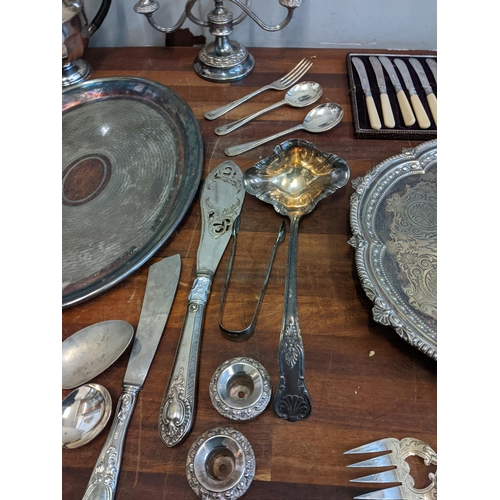 286 - A mixed lot of silver plate to include a tea and coffee pot, milk jug and sugar bowl, a boxed set of... 