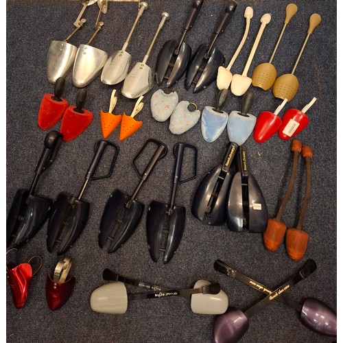 427 - A quantity of vintage shoe stays, padded coat-hangars and a 1962 rubber Disney Louis Duck. Location:... 