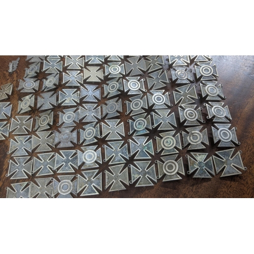 109 - A quantity of sterling silver and white metal WW2 US Army marksman badges, total weight 713.2g
Locat... 