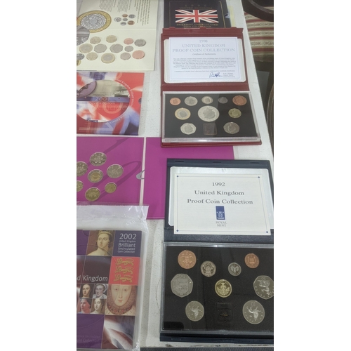 114 - A collection of British coin set to include the United Kingdom Brilliant uncirculated coin collectio... 