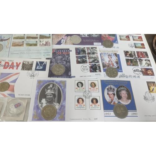 115 - A collection of British Commemorative coin sets, covers and proofs to include the 50th anniversary o... 