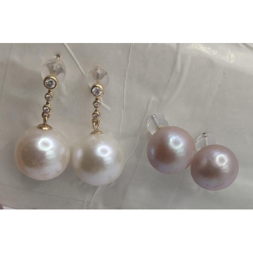 145 - An 18k gold earrings, pearls, diameter 11mm and 18k gold earrings set with diamonds and pearls diame... 