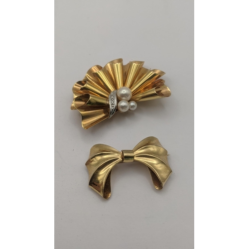 166 - Two 9ct yellow gold brooches to include a peal and diamond example and one fashioned as a bow, 8.7g
... 