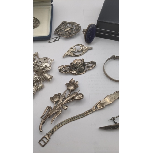 180 - A selection of silver and white metal jewellery and collectables to include a Chinese white metal fi... 