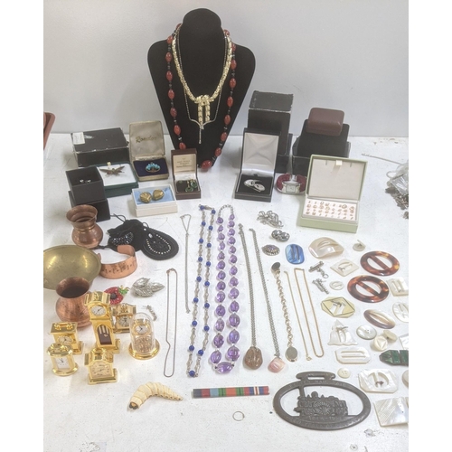 181 - A mixed lot of mostly costume jewellery to include red carnelian stone necklace with a 9ct yellow go... 