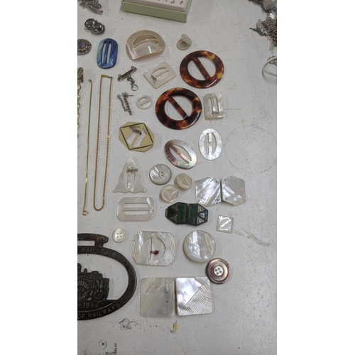 181 - A mixed lot of mostly costume jewellery to include red carnelian stone necklace with a 9ct yellow go... 