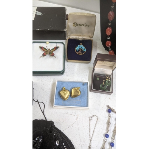 181 - A mixed lot of mostly costume jewellery to include red carnelian stone necklace with a 9ct yellow go... 