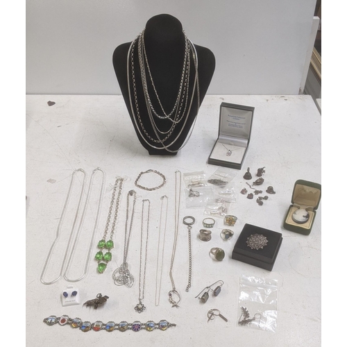 182 - A selection of silver, white metal and other jewellery to include silver necklaces, an 800 grade sil... 