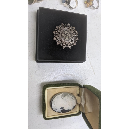 182 - A selection of silver, white metal and other jewellery to include silver necklaces, an 800 grade sil... 