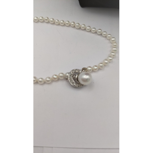 193 - A Pearl single strand necklace having a 14ct white gold catch
Location: C2
If there is no condition ... 