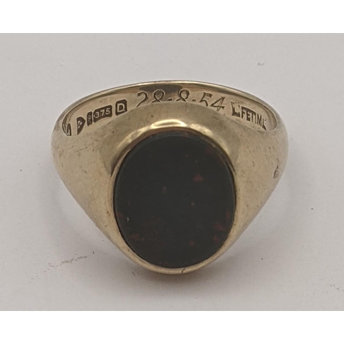 194 - A 9ct yellow gold and bloodstone signet ring, 6g
Location: RING 1
If there is no condition report sh... 