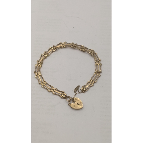 29 - A 9ct yellow gold gate link bracelet with a heart shaped padlock clasp 4g
Location:CAB6
If there is ... 