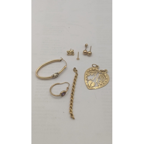 40 - A selection of yellow metal jewellery tested as 9ct gold to include a pair of stud earrings, a hoop ... 