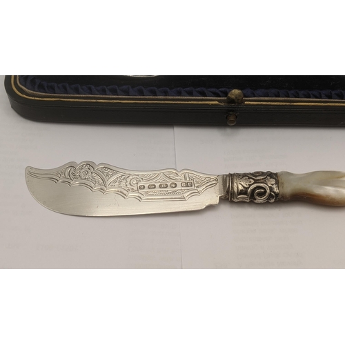 8 - Silver to include a christening spoon hallmarked Sheffield 1921 in a fitted case 27.2g together with... 