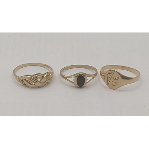 83 - Three 9ct yellow gold rings to include a black onyx signet ring, a signet ring with engraved initial... 