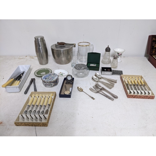 328 - ***THIS LOT HAS BEEN WITHDRAWN***A mixed lot to include a silver topped and cut glass sugar shaker, ... 