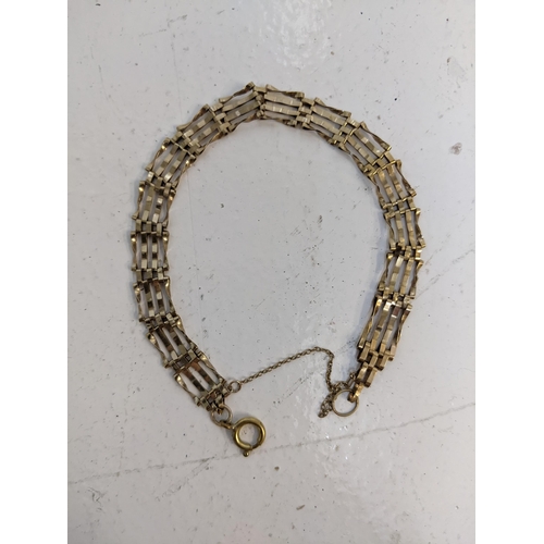 277 - A 9ct gold gate link bracelet with a gold plated clasp, 4.8g
Location: RING 2
If there is no conditi... 